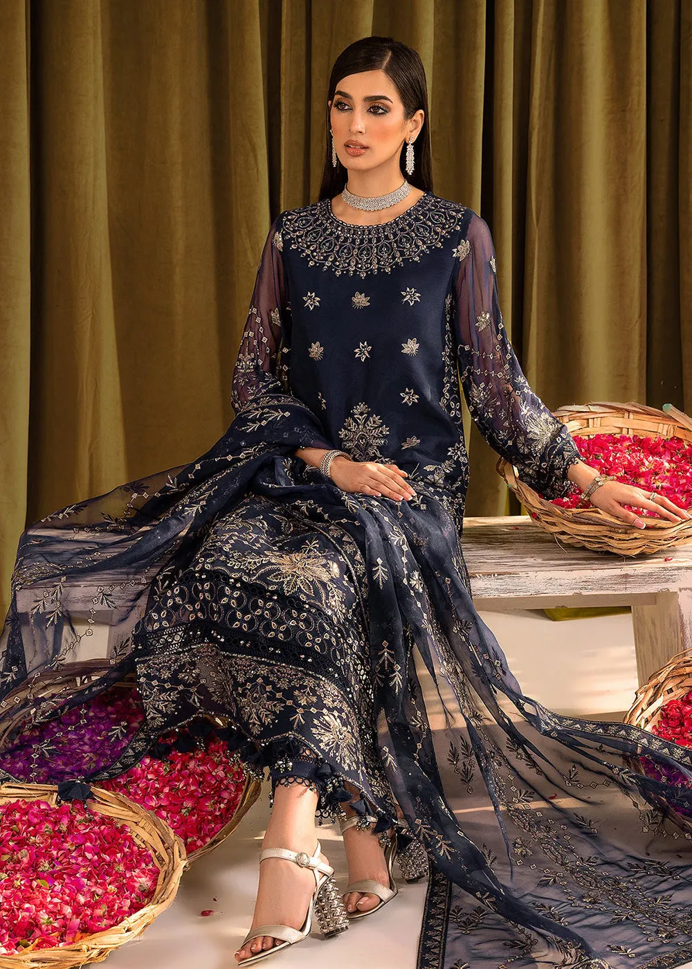 Mehfil E Uroos Luxury Formals 23 by Alizeh | V16D08 - Daim